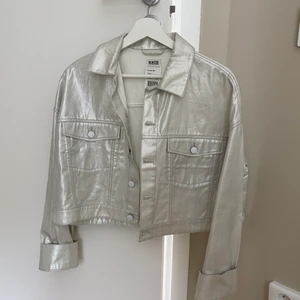 Silvrig jacka - Köpt secondhand men aldrig använd. Ursprungligen från weekday. Storlek S. 