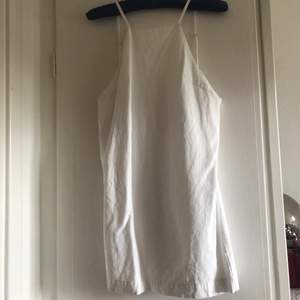 Kort vit klänning med djup rygg ifrån Zara. Använd 1 gång. Frakt tillkommer❤️