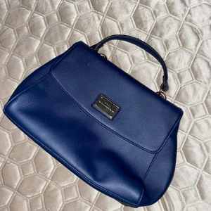 Mörk blå handväska  - En vacker handväska i bra skick som inte längre kommer till användning. Om du har mer frågor skriv till mig💙