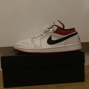 Jordan 1 low - Jordan 1 low white/gym red box medföljer med tyvärr inget kvitto. Säljer eftersom de nu är för små för mig. Betalning via Swish. 
