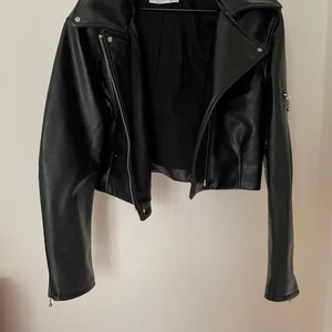 Weekday Bikerjacka S - Bikerjacka i fakeläder från Weekday strl S. Knappt använd. Nypris 500