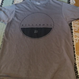 Billabong, t-shirt, Medium - Slutat använda på grund av att den blivit för liten tyvärr. Inga hål eller fläckar.