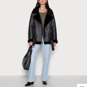 Oversized biker jacket (vinterjacka)  - En oversized vinter/ höst biker jacket från Even & odd i storlek 36. Köpt förra året och inte andvänd särskilt mycket. Väldigt fint skick, pris: 250+ frakt. Nypris 699