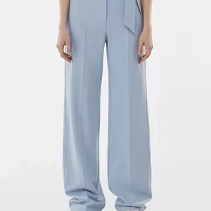 Vida byxor bershka  - Säljer nu mina vida byxor från bershka. Storlek 36, använda 2 gånger, 200kr 