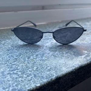 Svarta solglasögon - Ett par riktigt snygga cat-eye solglasögon från Carolina Lemke! Passar väldigt bra nu inför våren och sommaren. Väldigt bra skick! Köparen står för frakt.