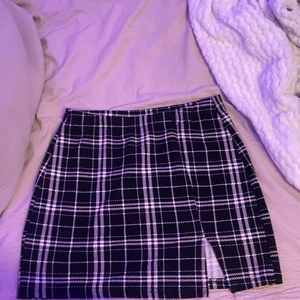 Svart/vit kjol  - Fin kjol nu till sommaren, den ä tyvärr för stor i midjan på mig❤️