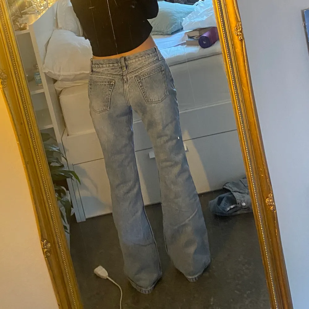 NYA jeans, endast provade, lappen är kvar. säljer pga att jag inte gillar passformen på mig☺️ nypris 400 men väldigt dyr frakt, alldeles för dyrt att skicka tillbaka. säljer för 350, eventuell frakt betalas av köpare❤️ storlek S och jag har normalt xs. bra längd, lite långa på mig som är 162 cm😊. Jeans & Byxor.