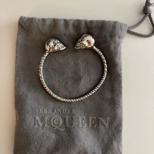 Alexander McQueen armband - Superfint silverarmband. Använt sparsamt. Skickar gärna fler bilder 💀 🤍  Köpt för 3300. Kan även mötas upp i Stockholms innerstad.