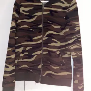 En super fin militär färgad zip hoodie i storlek M. Materialet är väldigt tunt och passar bra till sommar då man nt vill ha något för tjockt. Super bra skick använd 2 gånger. Köparen står för frakten