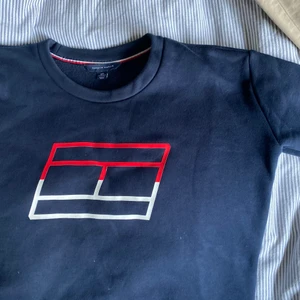 Tommy Hilfiger💙🤍❤️ - Enbart ett fåtal gånger använt. En tjocktröja gjort av ett väldigt skönt material nästan fleece. Storleken är xxs men jag är normalt vis S och den är perfekt.💖