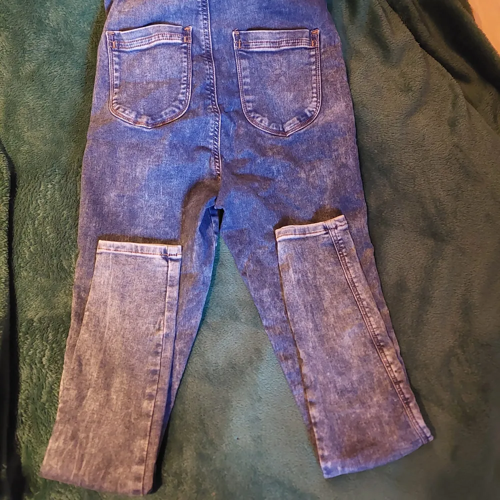 Stretchiga blå jeans leggins i storlek 26/32. Höga I midjan, två bakfickor och smal stuprörsmodell. Väldigt sköna.. Jeans & Byxor.