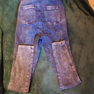Stretchiga blå jeans leggins i storlek 26/32. Höga I midjan, två bakfickor och smal stuprörsmodell. Väldigt sköna.