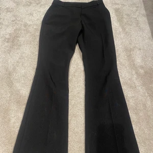 Lågmidjade kostymbyxor - Supersnygga bootcut kostymbyxor som är lågmidjade! Älskar dom men använder inte längre! Midjemått:70cm Innerbenslängden:75cm