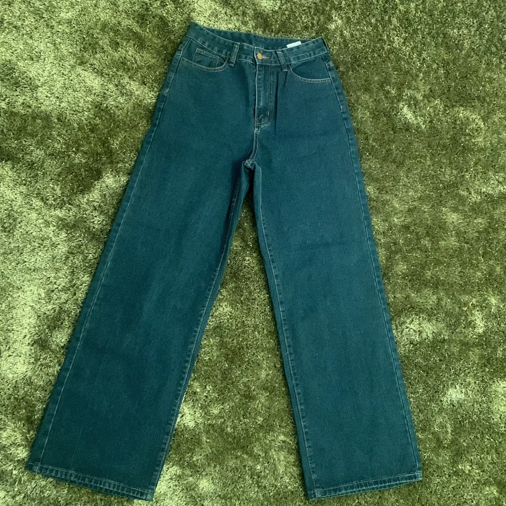 mörk blåa baggy jeans från shein, de är helt nya och har aldrig använts, jeansen är i mycket bra kvalite i storlek S. hur du väljer att betala kan vi komma överens om! kontakta mig vid intresse:). Jeans & Byxor.
