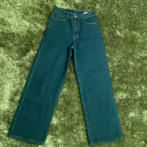 mörk blåa baggy jeans från shein, de är helt nya och har aldrig använts, jeansen är i mycket bra kvalite i storlek S. hur du väljer att betala kan vi komma överens om! kontakta mig vid intresse:)