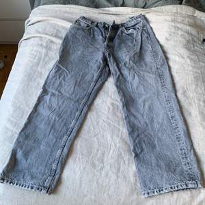 Ett par Zara jeans som tyvär inte kommer till användning. Helt slutsålda och är lite låg midjade. Har dock 3 knappar som man stänger. Skulle säga att jeansen passar storlek 36 Köparen står för frakten 🚚📦