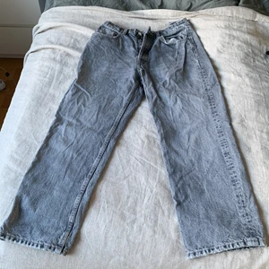 Zara jeans  - Ett par Zara jeans som tyvär inte kommer till användning. Helt slutsålda och är lite låg midjade. Har dock 3 knappar som man stänger. Skulle säga att jeansen passar storlek 36 Köparen står för frakten 🚚📦