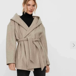 Beige kappa - Säljer denna kappa i beige, den har använts en gång men var inte riktigt min stil. Strl XS/S/M