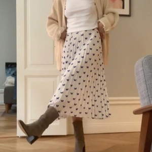 Söt plisserad kjol  - Fin kjol med kornblå fjärilar. Storlek 34. Så fin och perfekt längd ❤️‍🔥