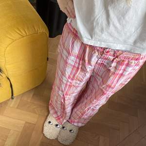 Sälder dessa pyjamasbyxor!! Storlek M men mer som en S. Korta på mig som är 170 men skulle passa någon som är 165 eller kortare. Kan mötas upp men också posta men då står du för frakten💗