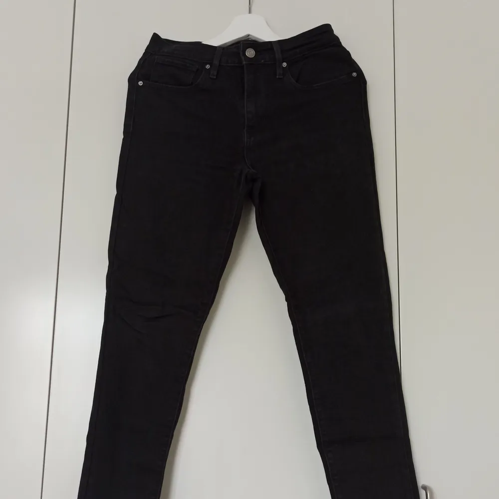 Levi's black high rise skinny jeans in size 27x28. Quite good condition.. Jeans & Byxor.