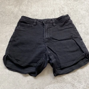 Svart shorts  - Det är ett par svarta shorts från shine 