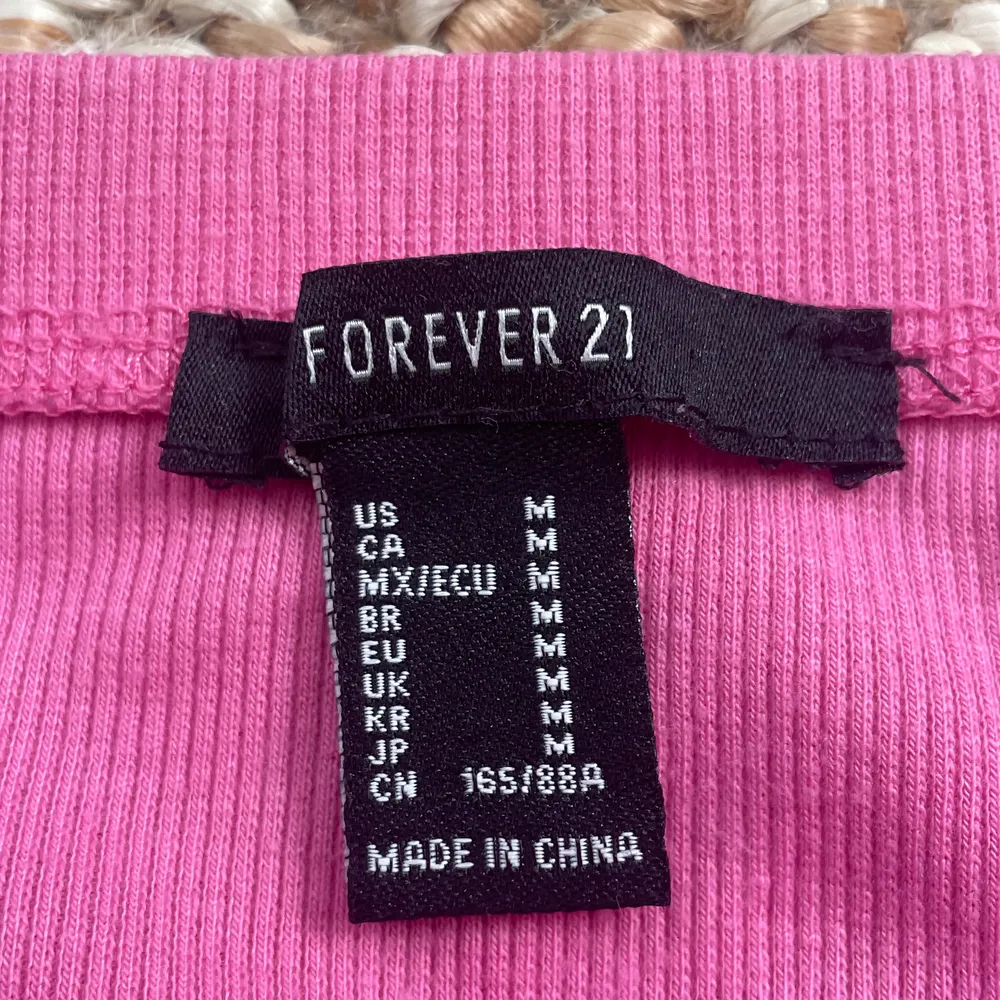 Rosa topp från Forever21. Använd cirka 2 gånger. Tvättad en gång. Storlek M, men passar nog en S också. Bra stretch! . Toppar.