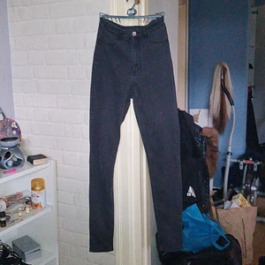 Stretch denim skinny - I Skinny modell står 36 men är garanterat som 34 egentligen extra space för rumpa i passformen vilket är bra. Använda några gånger. Stretchigt och mellanhög midja 