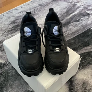 Buffalo Sneakers - Säljer mina Buffalo höga sneakers som tyvärr inte kommer till användning! Använda en gång, så är som nya ✨ köpta i Frankrike 🦋 nypris 1800:- 