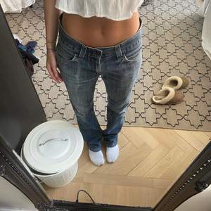 Jeans som jag köpt från instagram, bilderna är alltså lånade från den förra ägaren som var 166cm lång. Modellen är 511, men sitter likt 501. Waist 31 och längd 34 passar mig som vanligtvis har 36 i jeans och är 170 cm lång. De är ganska slitna ner till vid hälarna, men annars är skicket bra! 