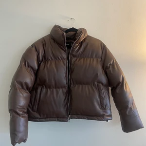 Läder puffer jacka - Säljer en brun läder puffer jacka från BOOHOO i strl 38. Använd några fåtal gånger under hösten 2021. (Priset kan diskuteras vid snabbköp) 😇