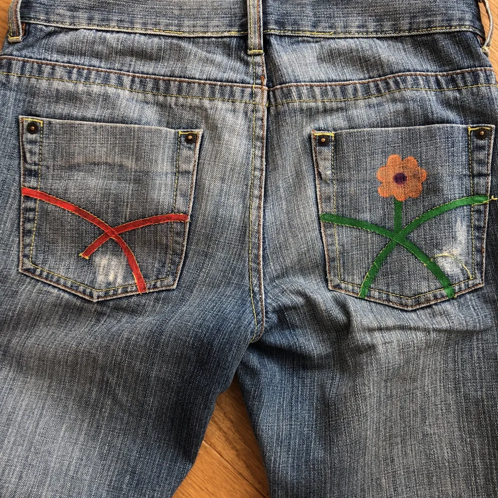 As balla jeans me coola detaljer på fickorna! 🤩🤩🤩😍 de är lite korta på mig som är 165:). Jeans & Byxor.