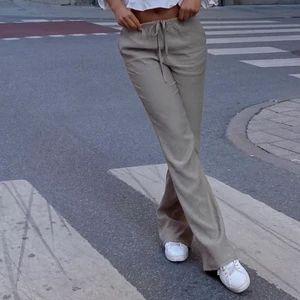 zara linnebyxor - Världens finaste byxor från zara, lite linne-stuk i en fin beige/grön färg❤️ Storlek Small, passar xs, s, m beroende på vilken passform man vill ha. Säljer även i svart, kontakta mig om ni är intresserade (lånad bild)