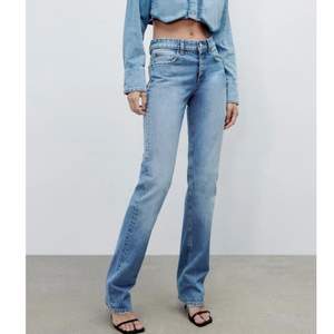 Superfina trendiga mörkblåa mid Rise jeans från Zara! Fint skick! Nypris 359kr💗💗För egna bilder, skriv!