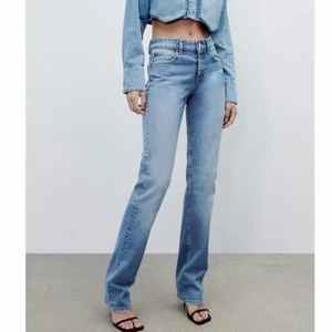 Zara mid rise jeans  - Superfina trendiga mörkblåa mid Rise jeans från Zara! Fint skick! Nypris 359kr💗💗För egna bilder, skriv!