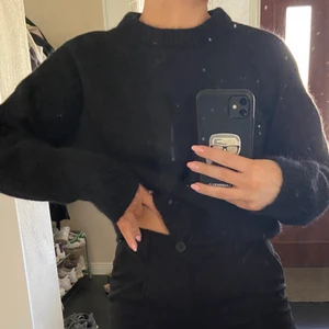 Stickad tröja  - Svart stickad tröja, köparen står för frakt:) 