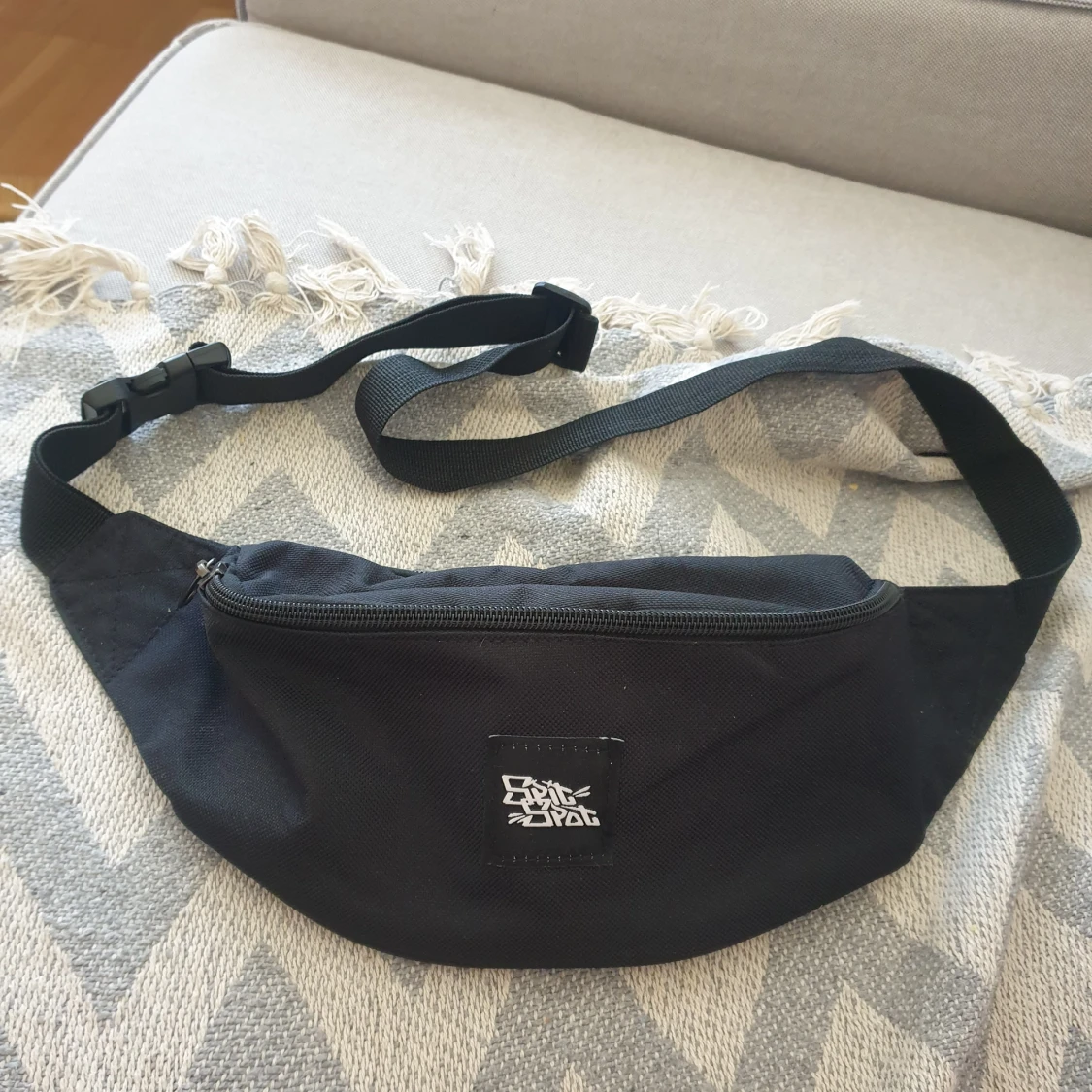 Svart bumbag fanny pack midjeväska 