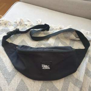 Svart bumbag justerbar. 