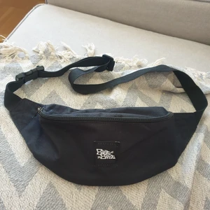 Svart bumbag fanny pack midjeväska  - Svart bumbag justerbar. "Spit spot" klubb merch från Malmö💌 kan skickas annars finns i Malmö!