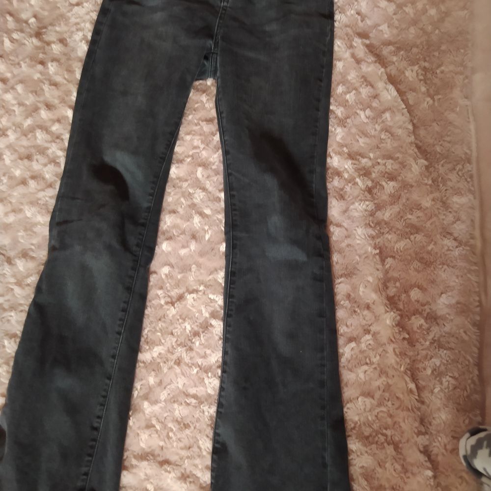 Svarta bootcut jeans i otroligt bra skick. De är nästan aldrig använda då de är för stora för mig. Både i längden och i midjan. Köpta för 200 kr tror jag. Ser ut som vilka andra svarta bootcut jeans som helst. Fint material och färg, rekommenderar verkligen att köpa om du har XS.. Jeans & Byxor.