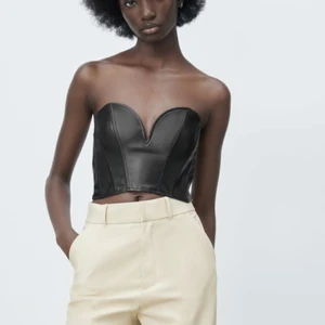 Korsettopp  - Säljer denna super fina skinn korsett från zara, det är verkligen den perfekta festtoppen. Men tyvärr så kommer den inte till så mycket användning hos mig då jag har några liknande toppar❤️‍🔥❤️‍🔥