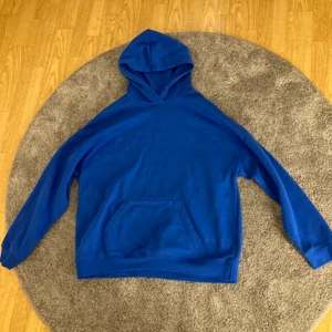 Hoddie blå - Enkel blå hoddie med ficka använda 4 gånger XL