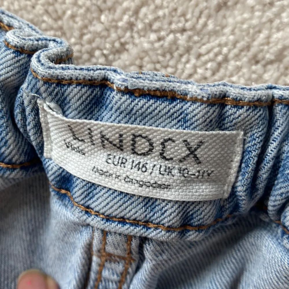 Super söta och sköna jeans från Lindex ska sitta lite tajt 146/152. Jeans & Byxor.