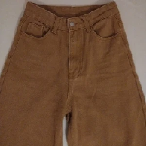 Bruna ribb-imitation strl. XS - Precis köpta. Säljs pga. fel storlek. Highwaisted, bredbenta, Bra längd för nån som är 160-170. 😊