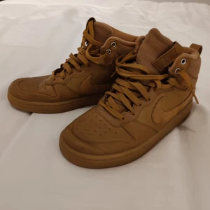 Nike sneakers - Brunbeige sneakers från Nike i storlek 38,5. Säljer då de är lite för stora för mig.