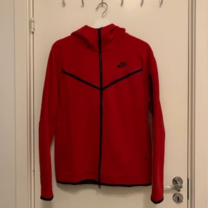 Nike tech fleece  - Säljer min röda (helt slutsålda) Nike tech fleece                Oanvänd                                                            
