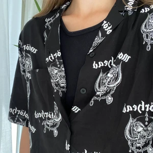 Snygg skjorta  - Snygg skjorta med motörhead. Köpt på killavdelningen och är i storlek S, sitter lite oversized på mig som i vanliga fall har S. Skicka privat vid frågor eller intresse☁️