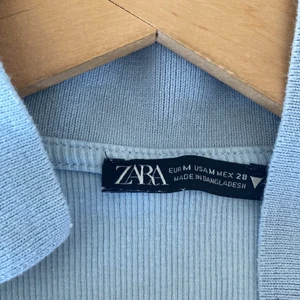 Zara topp - En jätte fin ljusblå topp från zara, använd ca 2ggr<3 storlek m men passar även s.