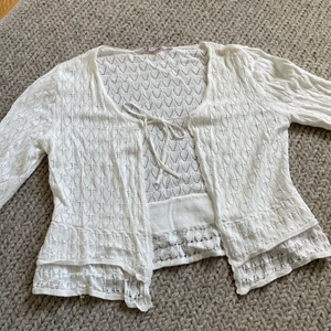 Kofta - Säljer denna supersöta koftan som jag köpt second hand💕KVAR. BUD: 200kr. Avslutas Lördag 14/5 12:00.. 