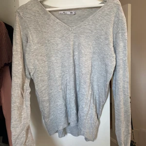 Grå långärmad - Grå tunn långärmad tröja. Skönt material. Superbra på sommaren. Det står Alex på lappen i tröjan pga den är begagnad, men är inget som stör plaggets funktion. 